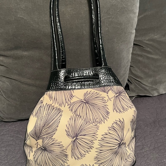 Brahmin Navy & Tan Shoulder Leaf Bucket Bag - Picture 2 of 9